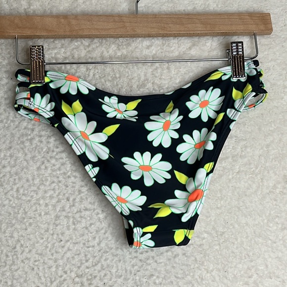 NWT SALT + COVE Women Daisy Floral Black Bikini Bottoms Swimsuit S Small - Picture 6 of 6